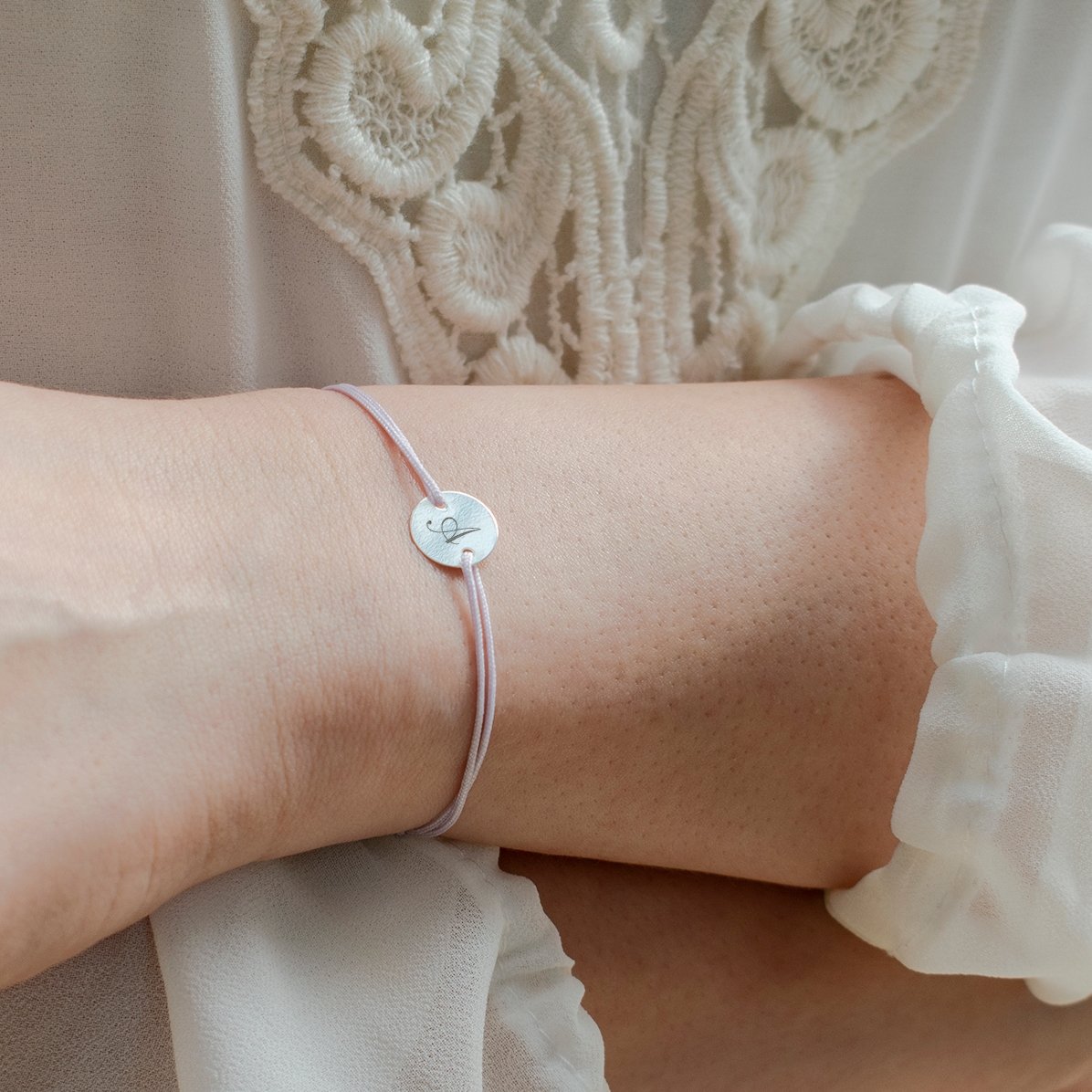 Gepersonaliseerde armband met koord - muntje 10 mm - 925 zilver - model met initiaal 2