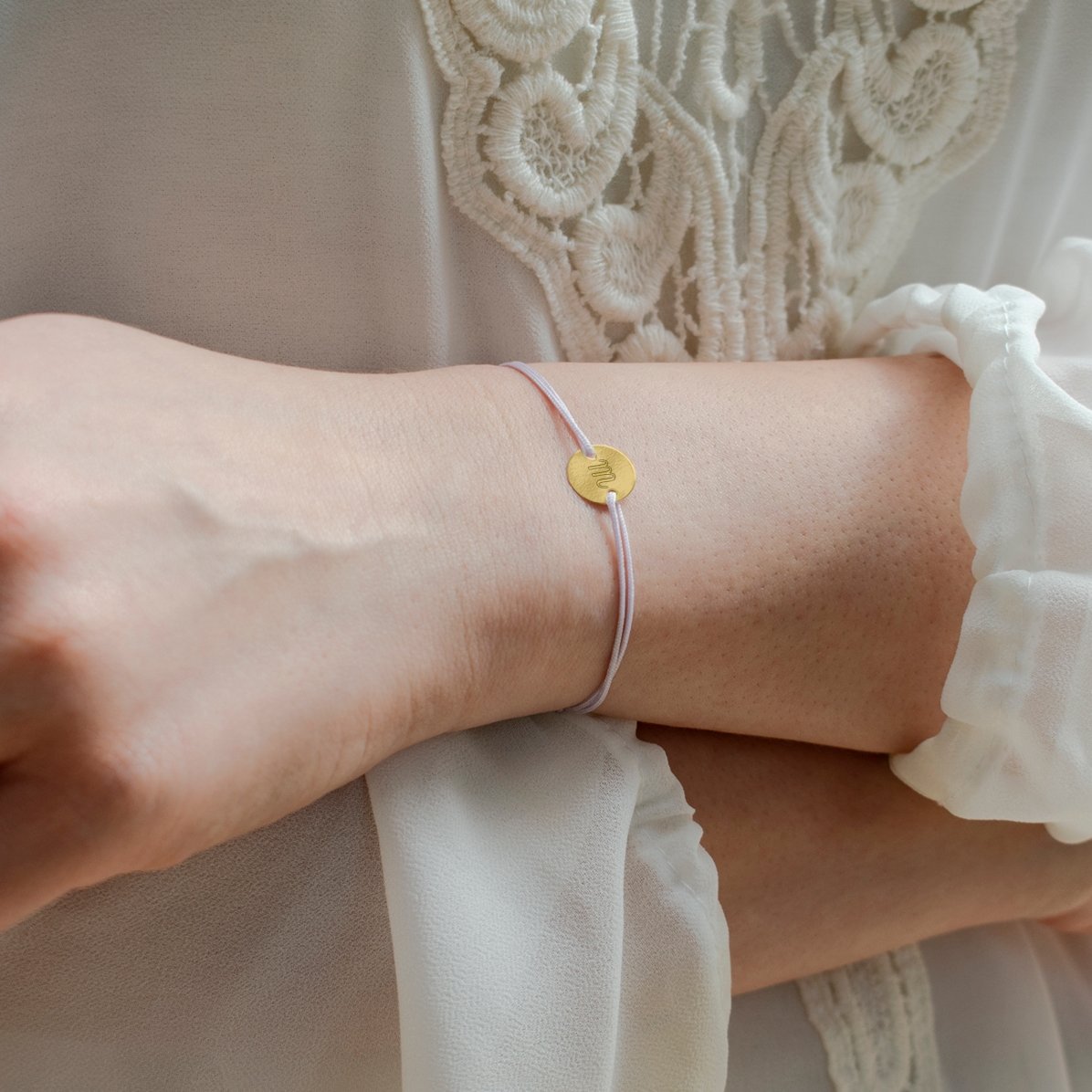 Gepersonaliseerde armband met koord – muntje van 10 mm – 14-karaats goud – model met initiaal