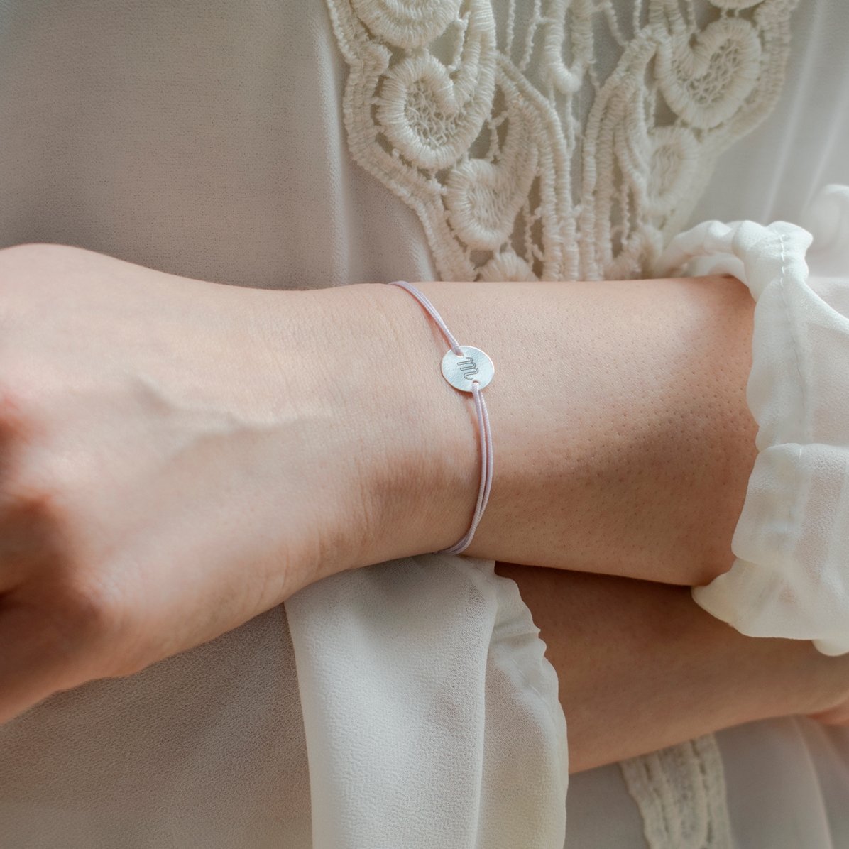 Gepersonaliseerde armband met koord - muntje 10 mm - 925 zilver - model met initiaal