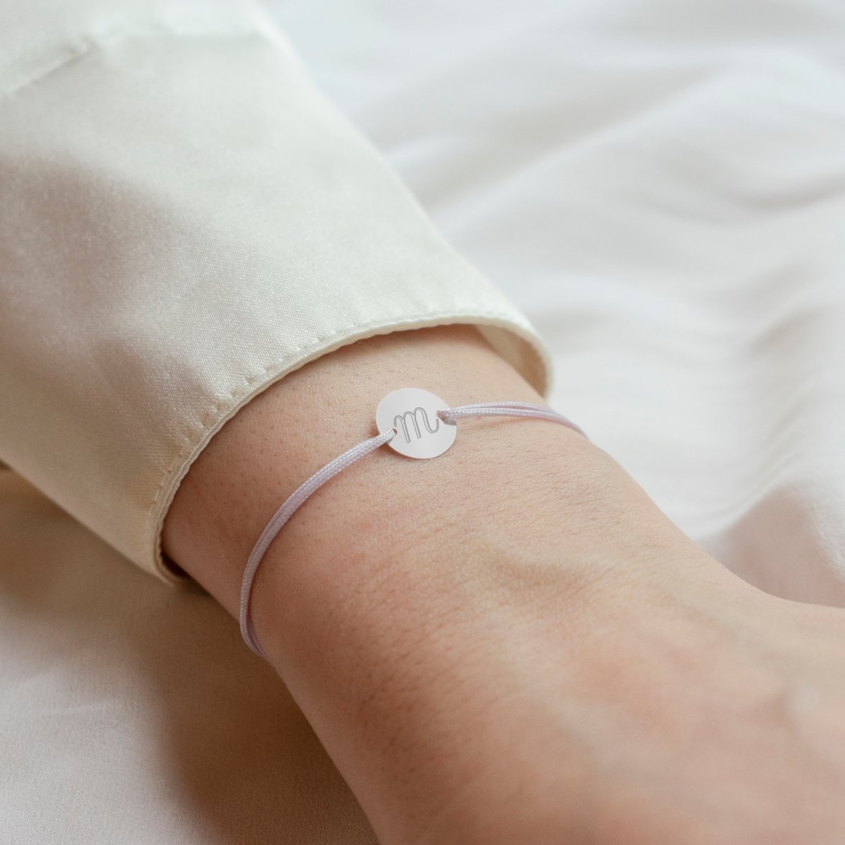 Gepersonaliseerde armband met koord - muntje 10 mm - 925 zilver - model met initiaal