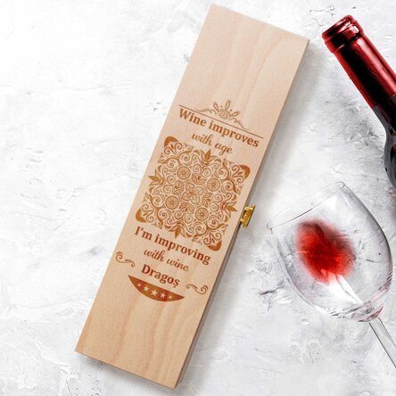 Coffret de vin personnalisé avec inscription - « Improving with wine »