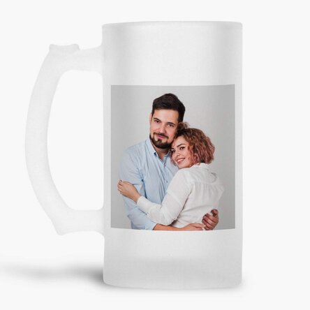 Een bierpul met een foto en een boodschap erop