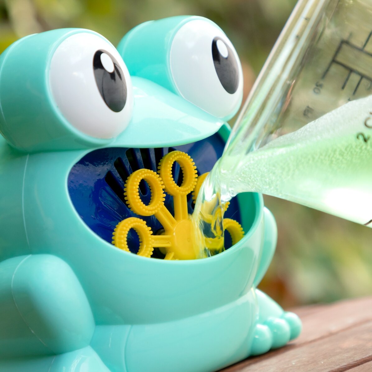 Jouet en forme de grenouille avec diffuseur de ballons