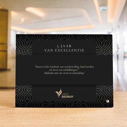 Gepersonaliseerde fotolijst voor op het bureau met logo en tekst - Merkjubileum (Zwart)
