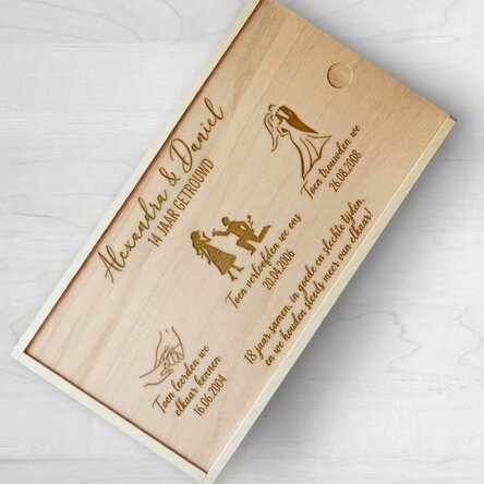 Gepersonaliseerde houten geschenkdoos met herinneringen aan de bruiloft