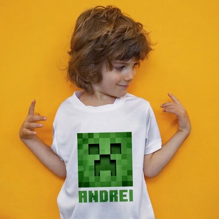 T-shirt de sport pour enfants personnalisé avec un personnage de jeu et un prénom - Mon monde