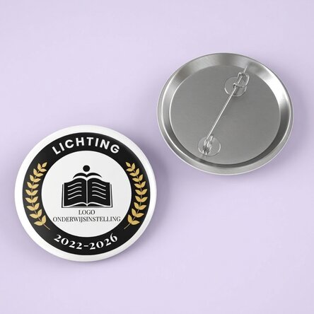 Gepersonaliseerde button met tekst en logo voor afstuderen