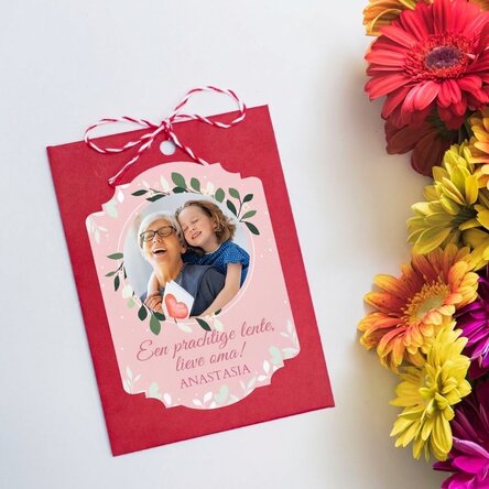Een plantbaar Martisor-cadeau, gepersonaliseerd met een foto en een boodschap voor oma