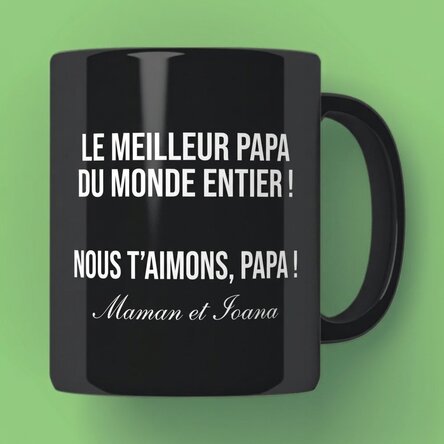 Tasse noire personnalisée avec un texte