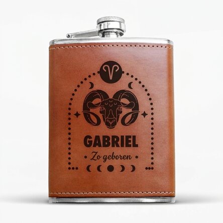Zakflesje met leren hoesje, gepersonaliseerd met tekst en sterrenbeeld - Ram