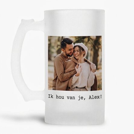 Een bierpul met een foto, een boodschap en een QR-code erop
