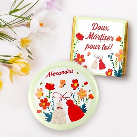 Coffret cadeau « Martisor » comprenant un mini-chocolat et un pin's personnalisé avec un prénom