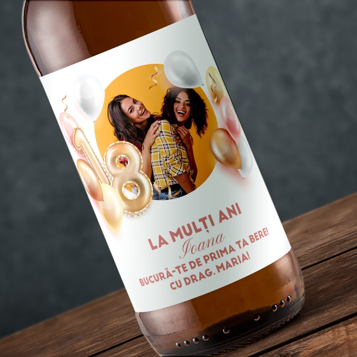 Gepersonaliseerd bier met een foto en tekst ter ere van het volwassen worden