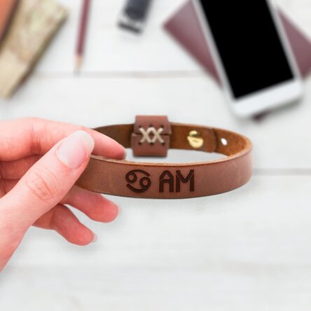 Gepersonaliseerde leren armband met initialen en het sterrenbeeld Kreeft