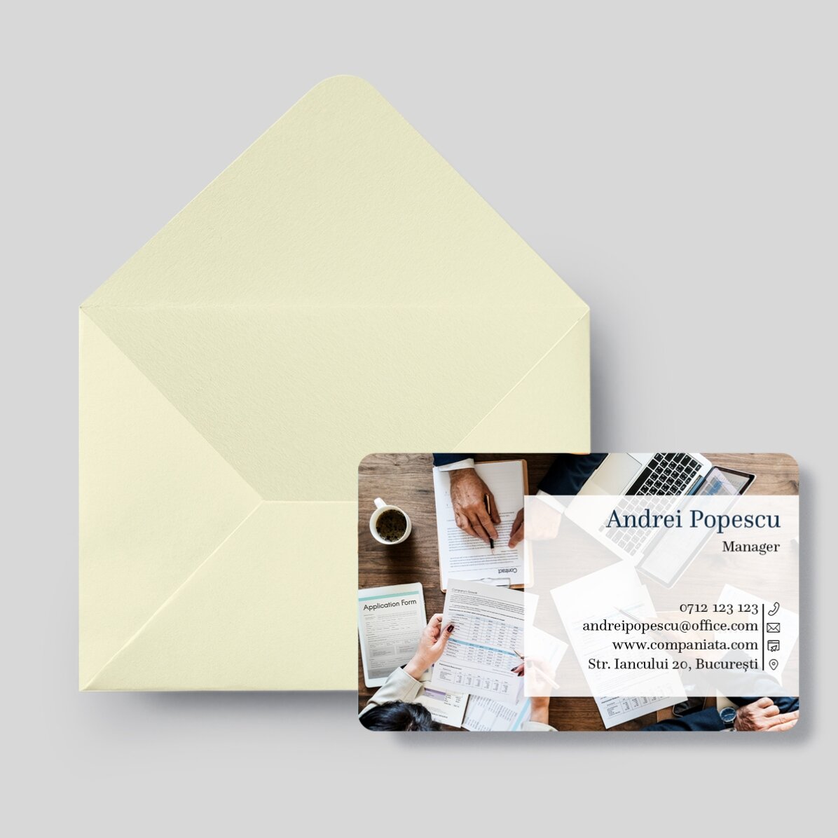 Carte de visite en aluminium personnalisée recto-verso avec un code QR et une photo