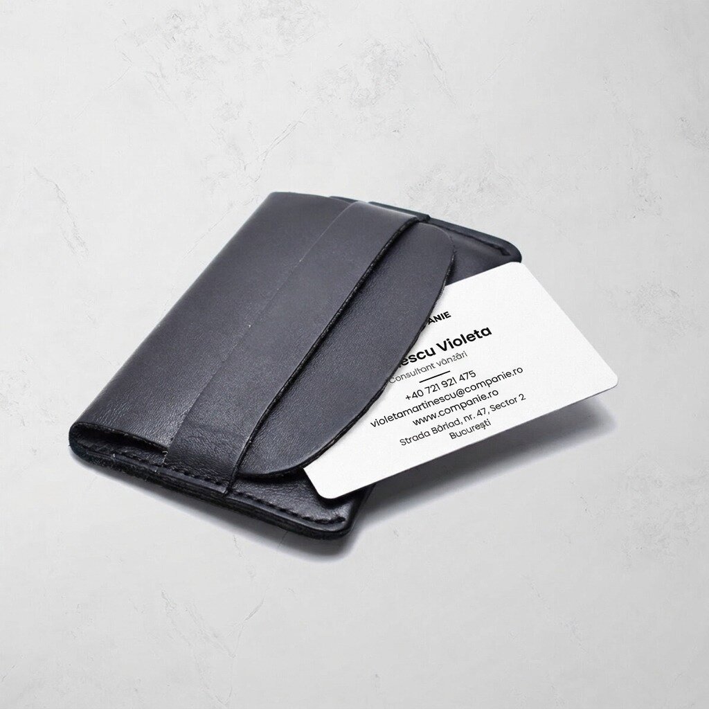Gepersonaliseerd visitekaartje van aluminium, minimalistisch ontwerp, logo en QR-code