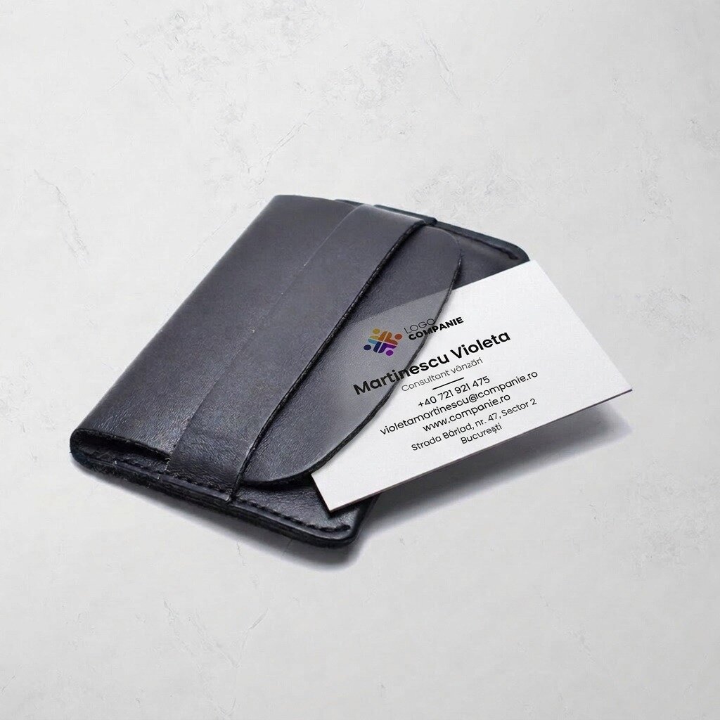 Gepersonaliseerde visitekaartjes van papier, minimalistisch ontwerp, logo en QR-code