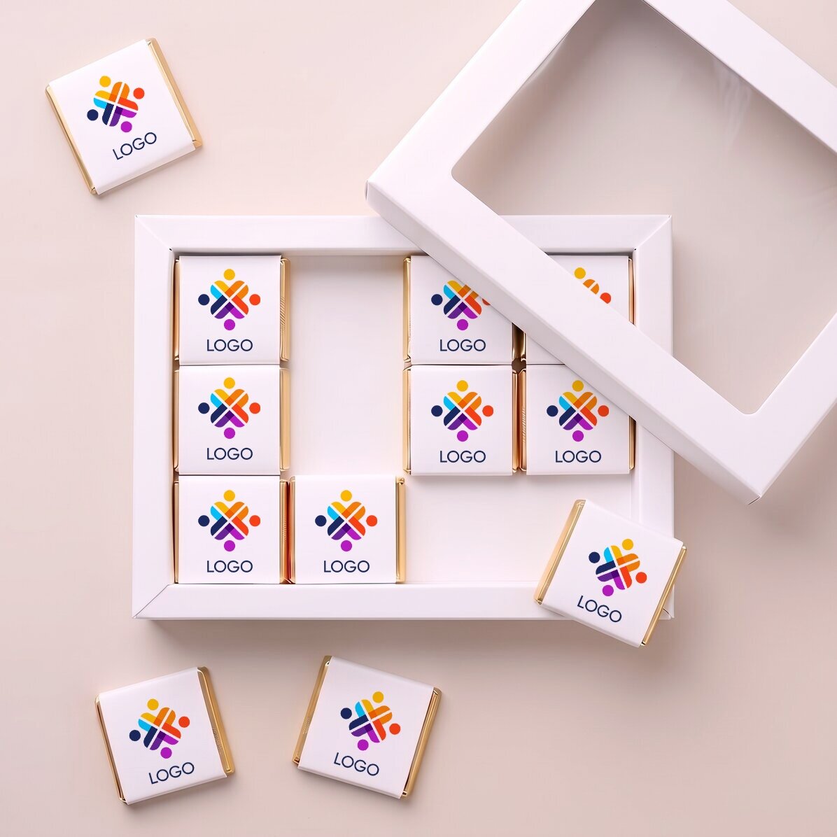 Coffret cadeau contenant 12 mini-chocolats personnalisés avec un logo