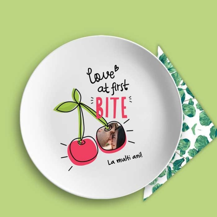 Gepersonaliseerd bord met foto en tekst - Love at first bite