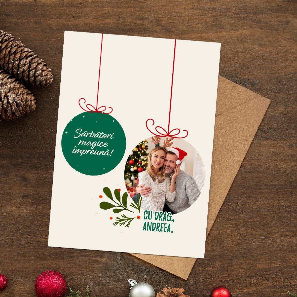 Gepersonaliseerde magnetische wenskaart met een foto in de vorm van een kerstbal voor een stel