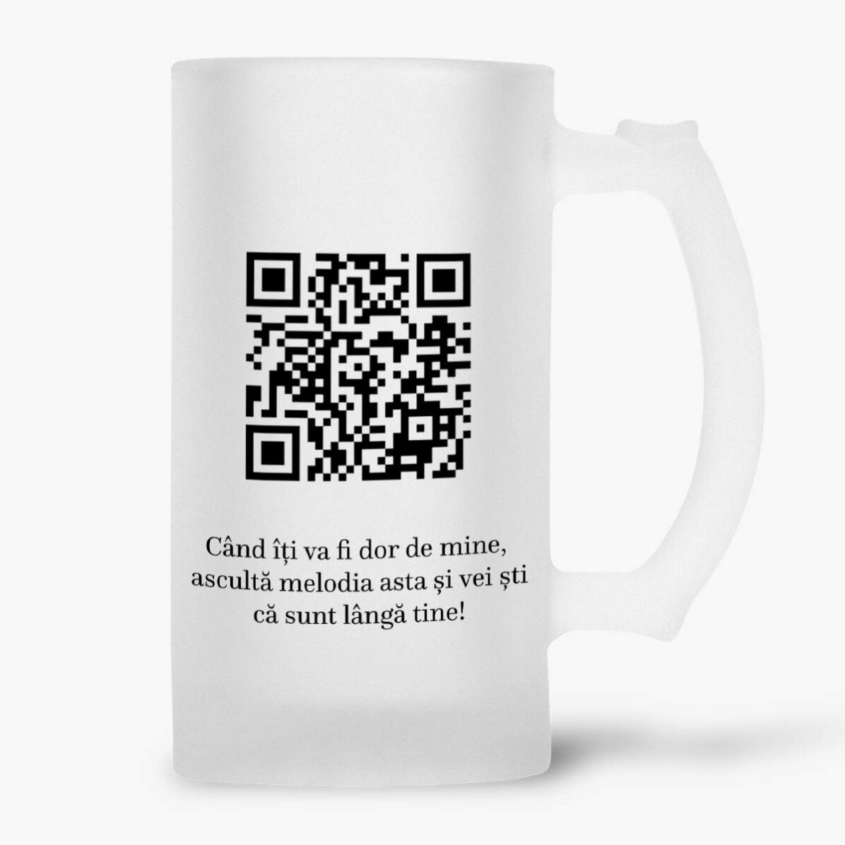 Een bierpul met een foto, een boodschap en een QR-code erop