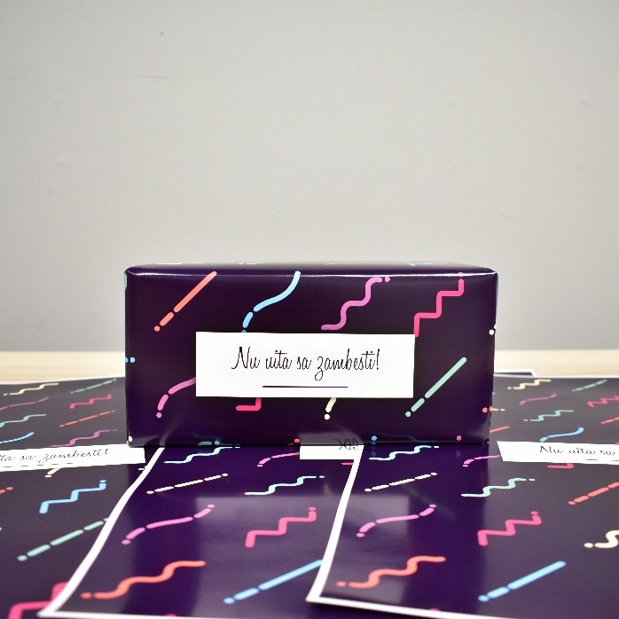 Gepersonaliseerd cadeaupapier met tekst in een kader, donkerpaarse achtergrond