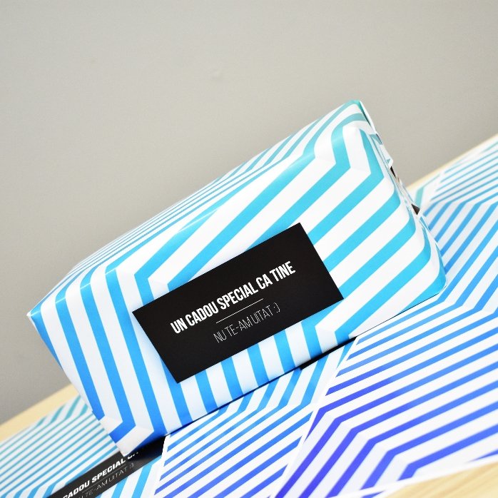 Gepersonaliseerd cadeaupapier - ontwerp met blauw kleurverloop en tekst in een zwarte kader