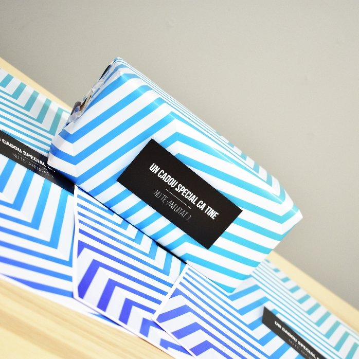 Gepersonaliseerd cadeaupapier - ontwerp met blauw kleurverloop en tekst in een zwarte kader