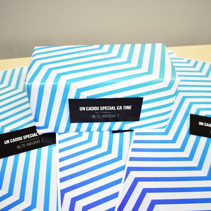 Gepersonaliseerd cadeaupapier - ontwerp met blauw kleurverloop en tekst in een zwarte kader