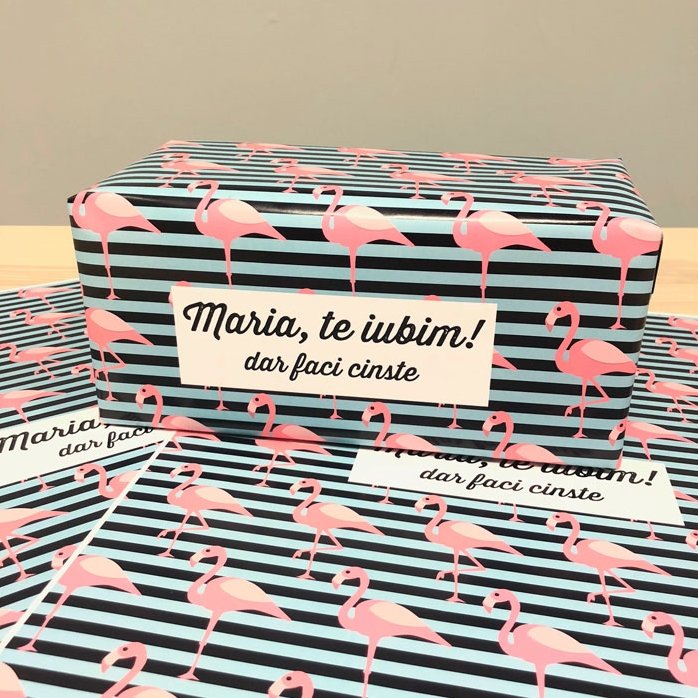 Gepersonaliseerd cadeaupapier – flamingo-motief, met tekst in een kader