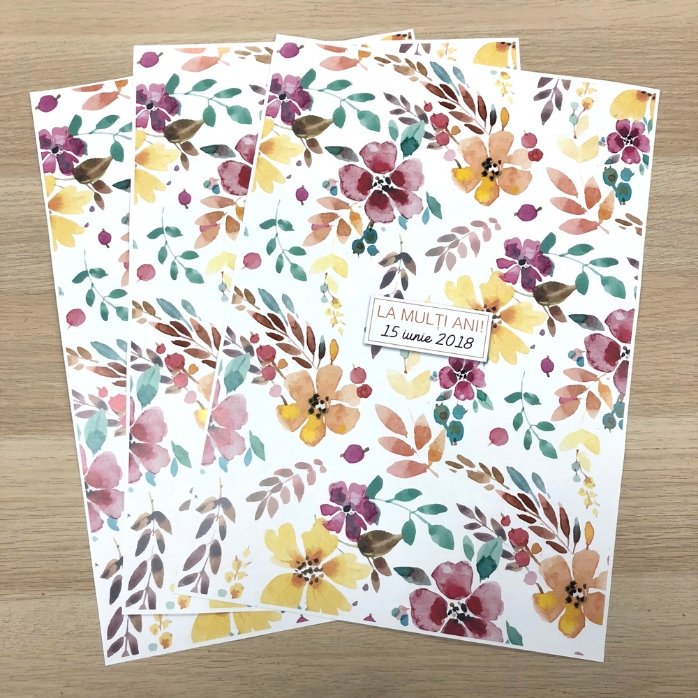 Gepersonaliseerd cadeaupapier – bloemmotief, met tekst in een kader