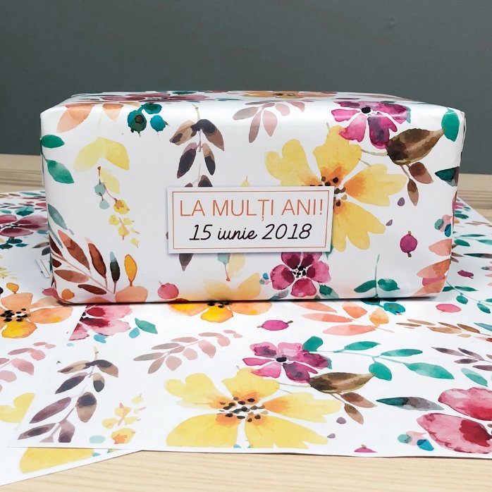 Gepersonaliseerd cadeaupapier – bloemmotief, met tekst in een kader
