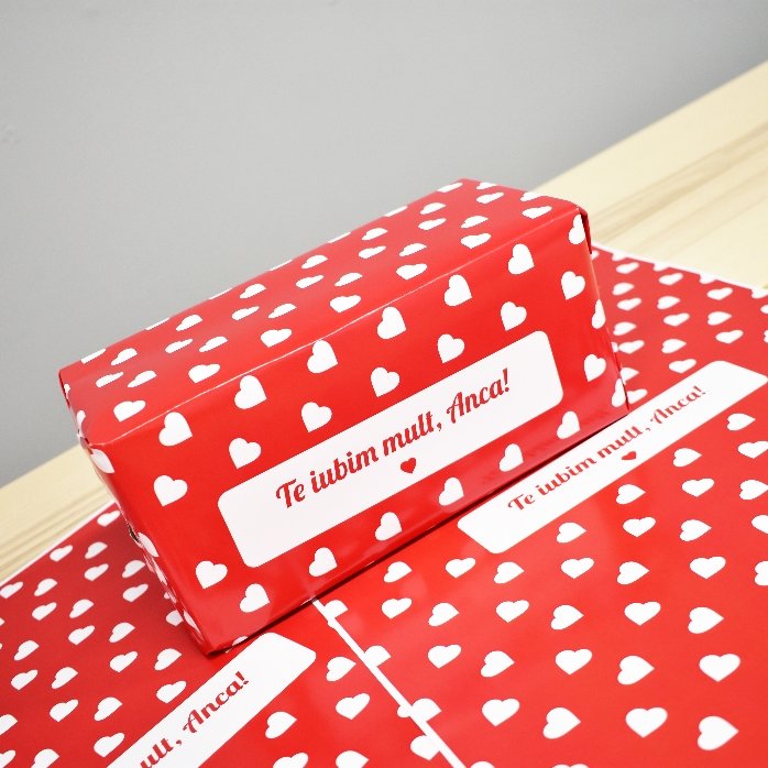 Gepersonaliseerd cadeaupapier - hartjesmotief