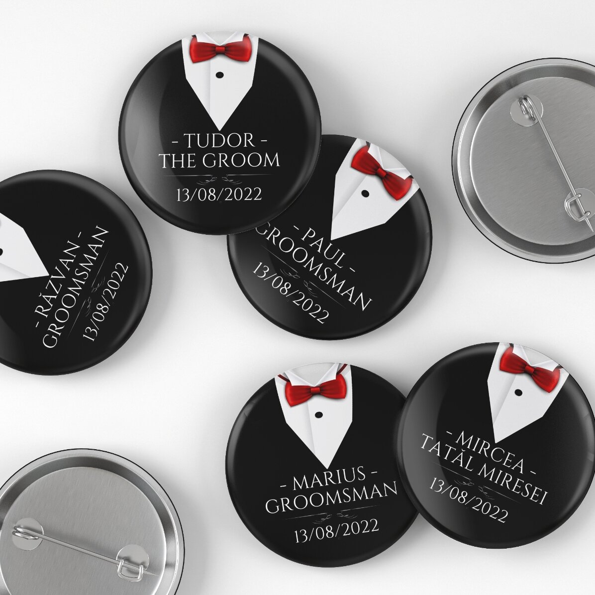 Gepersonaliseerde button met tekst voor bruidsjonkers