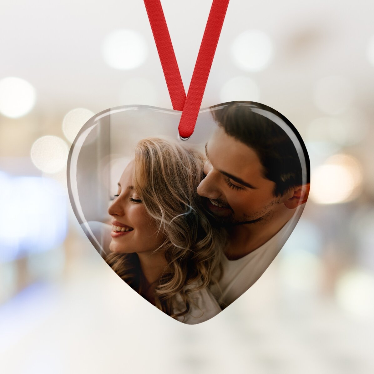 Glasornament in de vorm van een hart, gepersonaliseerd met een foto