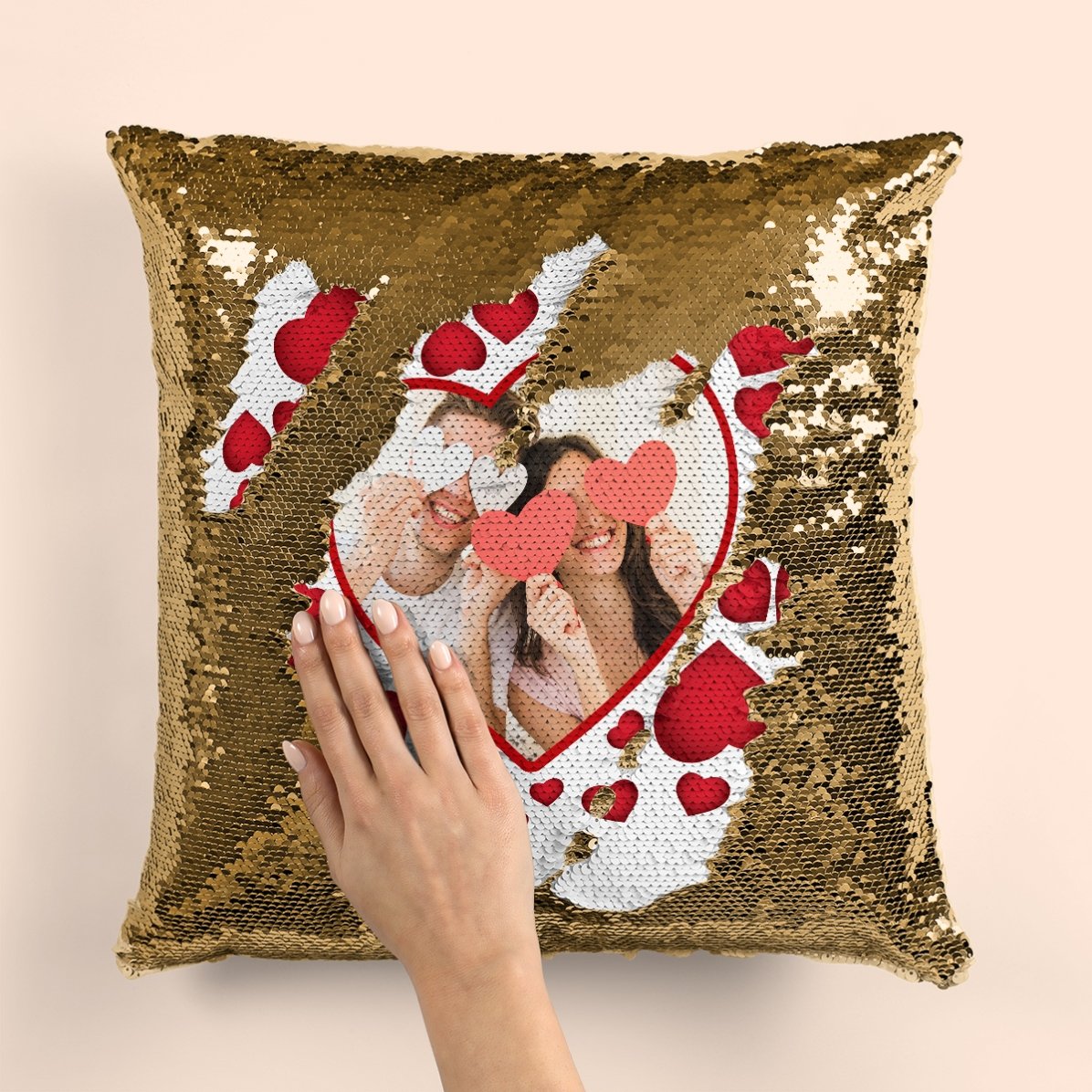 Coussin à paillettes personnalisé avec une photo et des petits cœurs