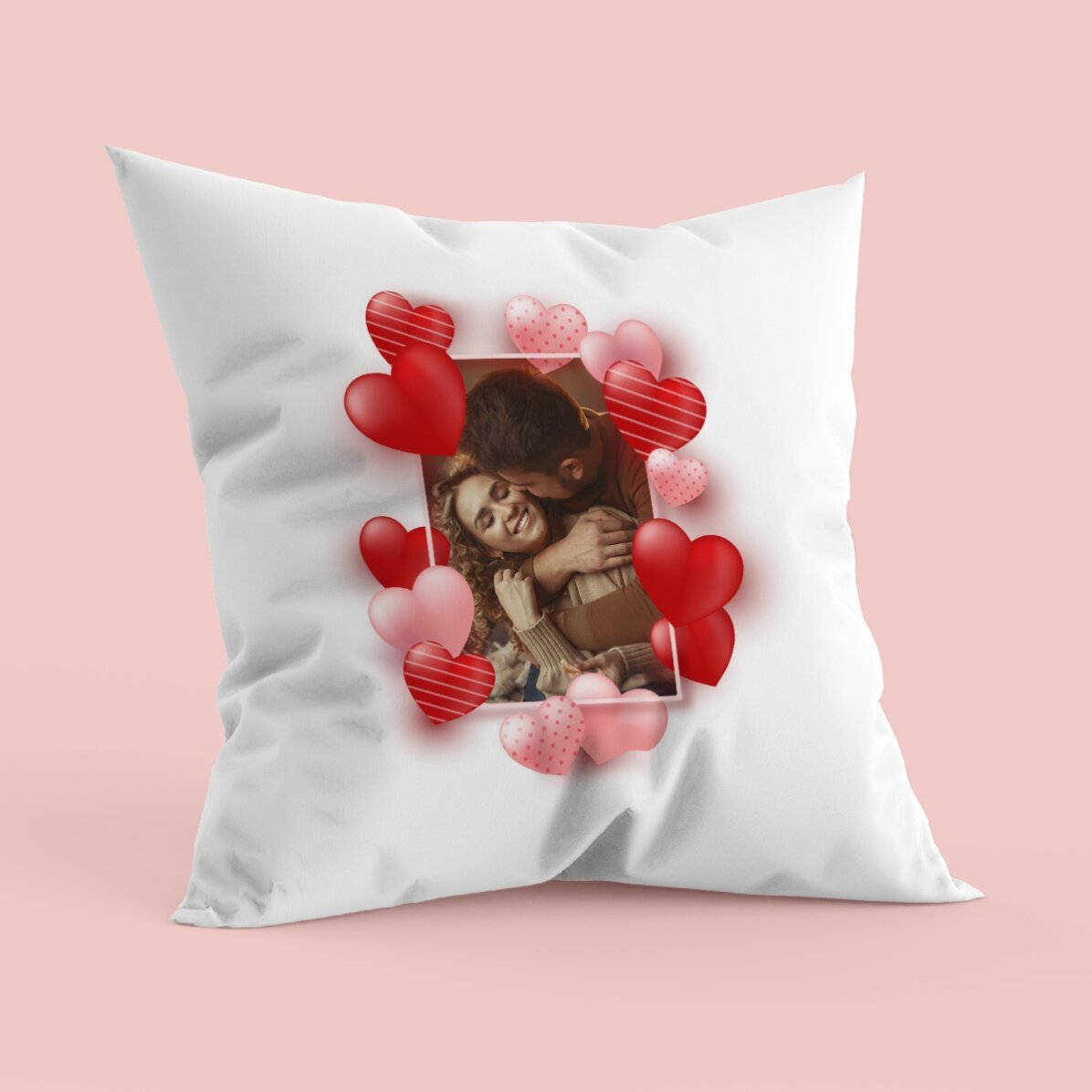 Gepersonaliseerd kussen met een foto en hartjes - Onze liefde