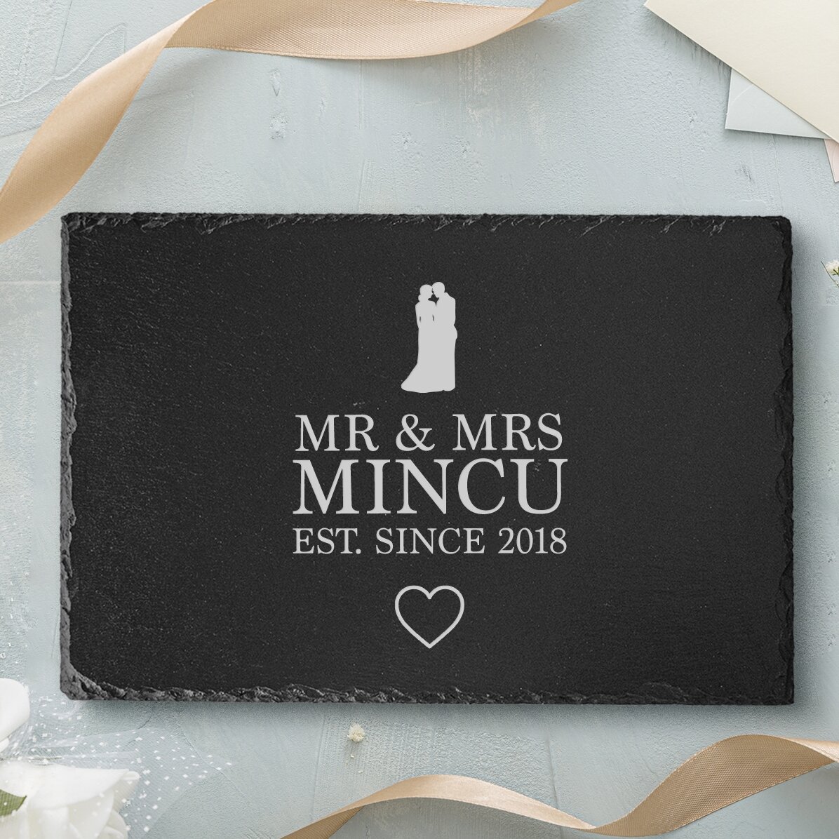 Plaque en ardoise gravée et personnalisée avec le texte « Mr & Mrs »