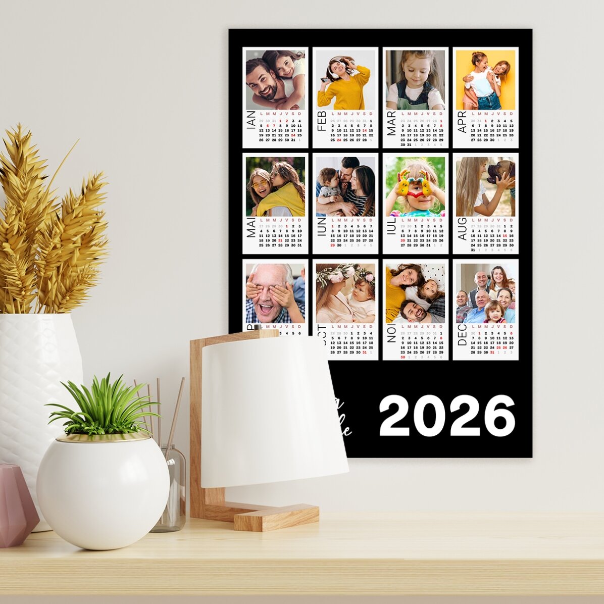 Gepersonaliseerde kalenderposter met 12 polaroidfoto’s en een kleurrijke achtergrond