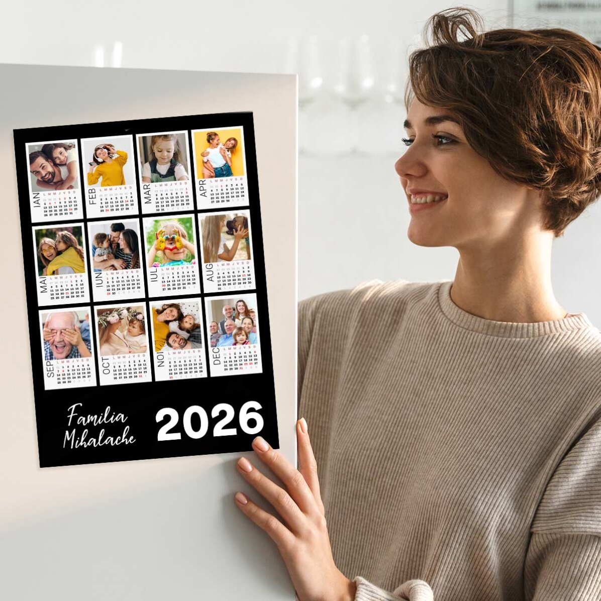 Gepersonaliseerde kalenderposter met 12 polaroidfoto’s en een kleurrijke achtergrond