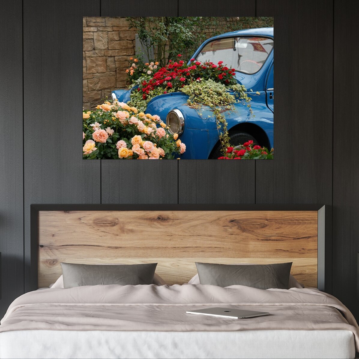 Poster: Vintage blauwe auto met bloemen