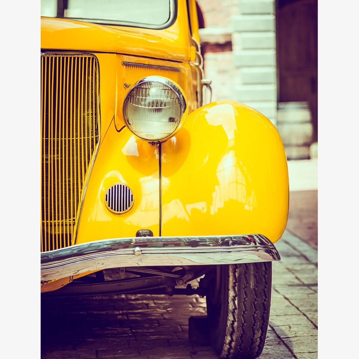 Poster met een gele vintage auto
