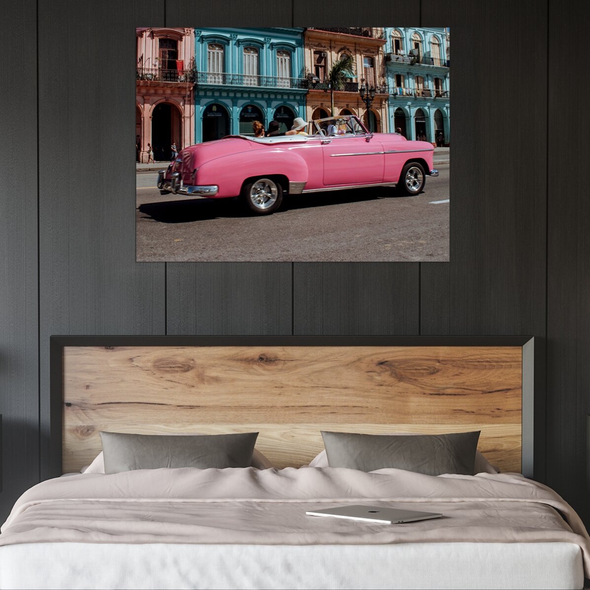 Poster: Roze vintage auto op straat