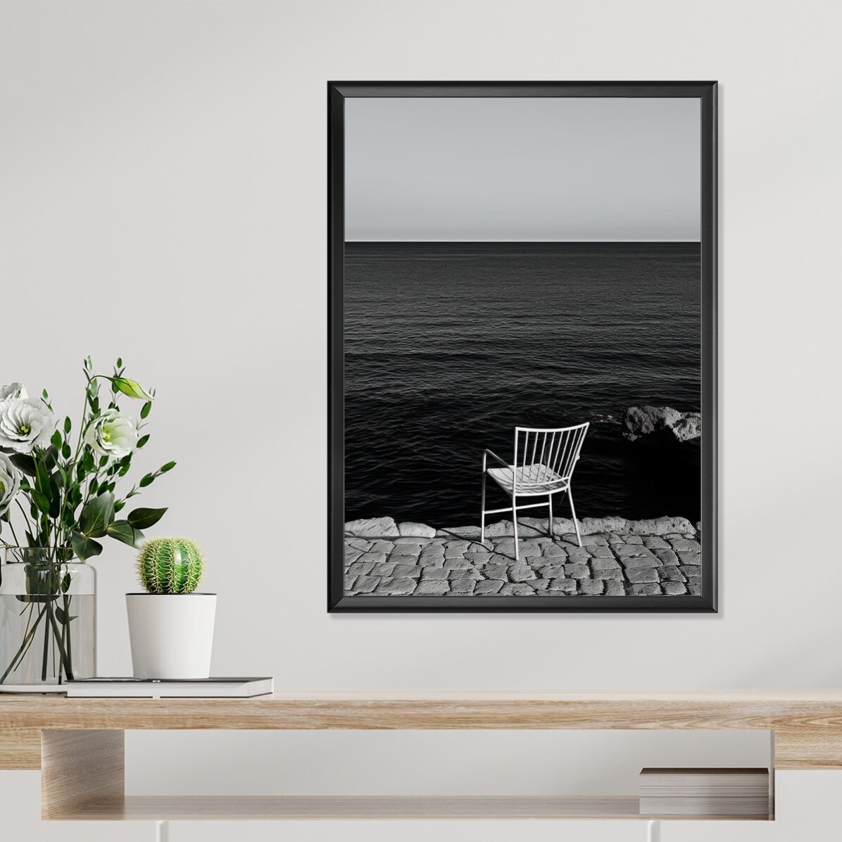 Poster: Eenzame stoel aan zee