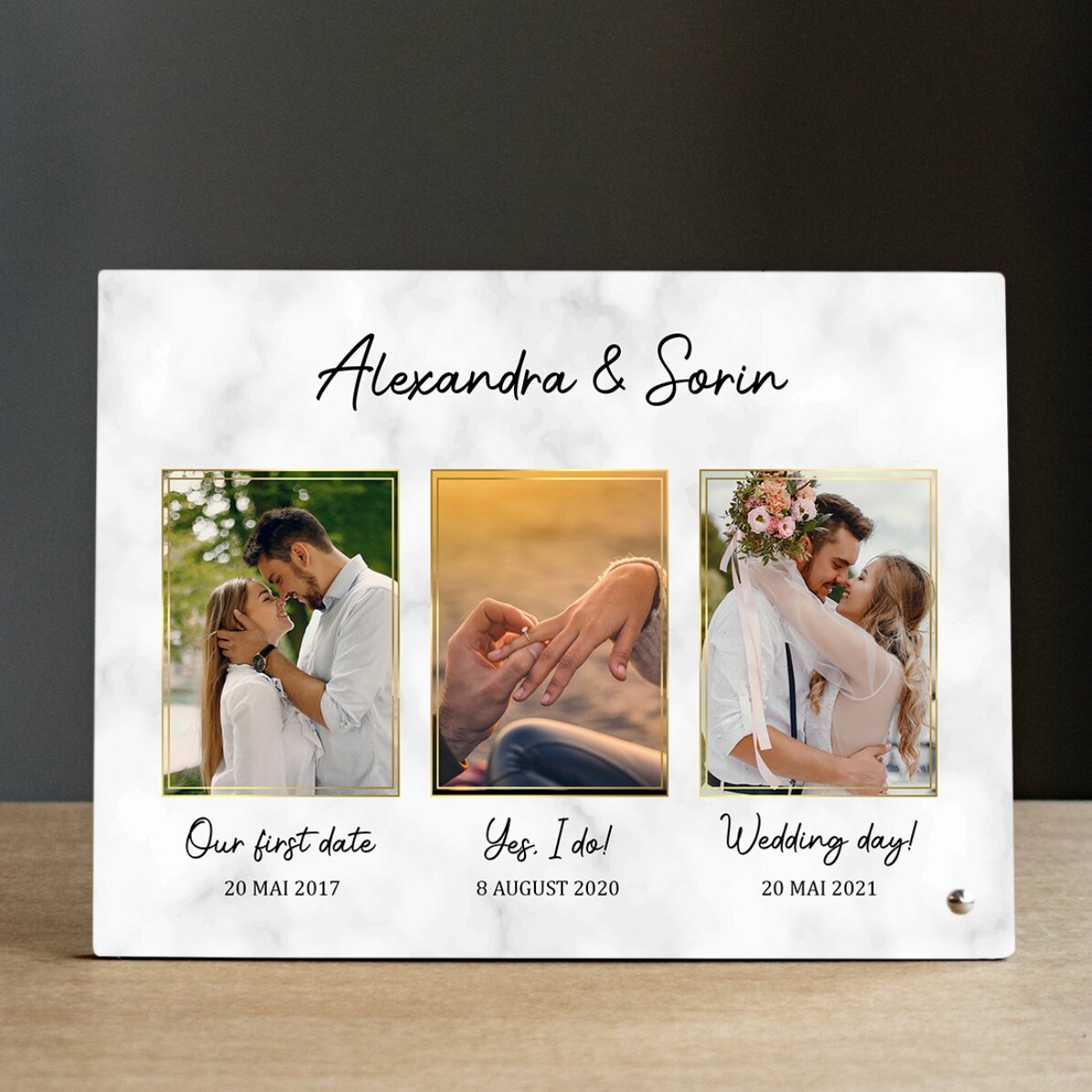Gepersonaliseerde fotolijst voor op het bureau met 3 foto’s en tekst - Our love story