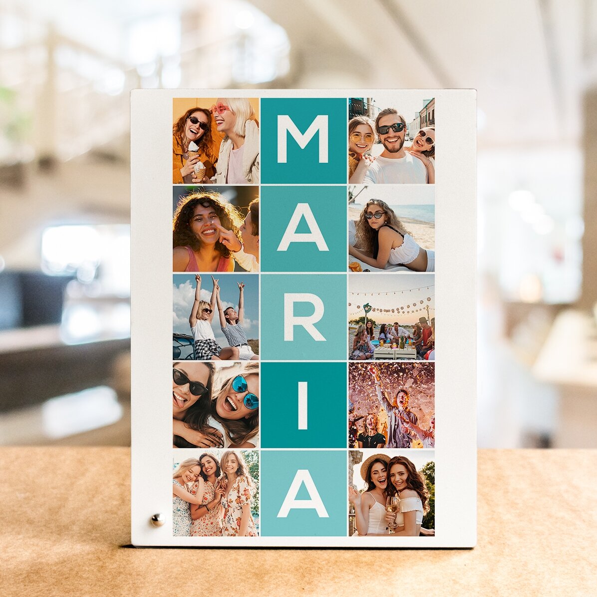 Gepersonaliseerde fotolijst voor op het bureau met 10 foto’s en een naam van 5 letters, verticaal ge