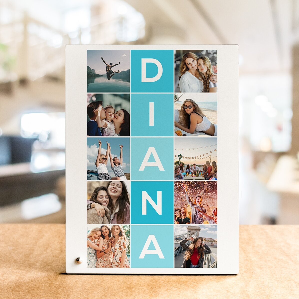 Gepersonaliseerde fotolijst voor op het bureau met 10 foto’s en een naam van 5 letters, verticaal ge