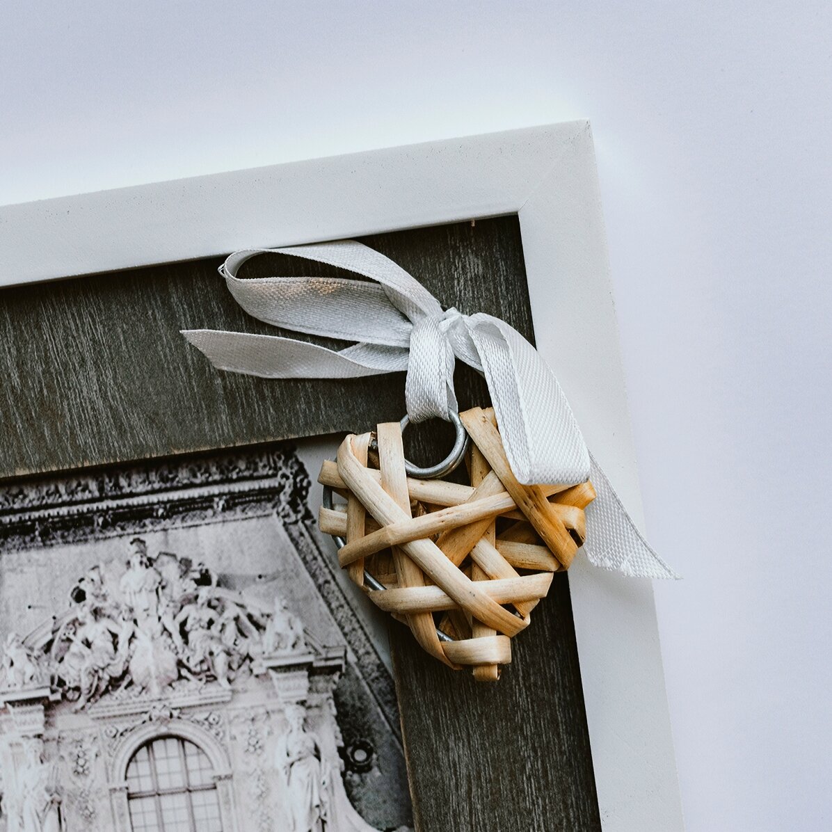 Fotolijst met strik en hartje, van hout, 18,5 x 23,5 cm