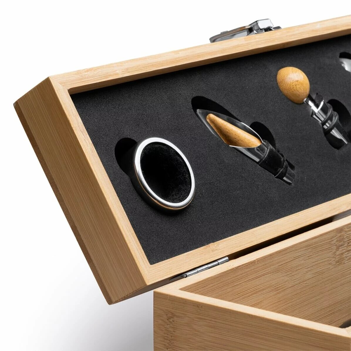 Cadeauset met wijnfles en bamboedoos met accessoires