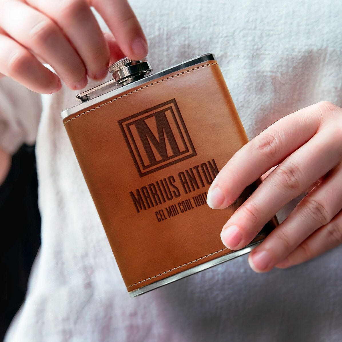 Op maat gemaakte, met leer beklede zakfles met boodschap en monogram - Monogram